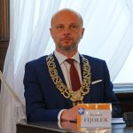 Minimalna przewaga w Ratuszu. Radni po kłótni przyznali podwyżkę Konradowi Fijołkowi