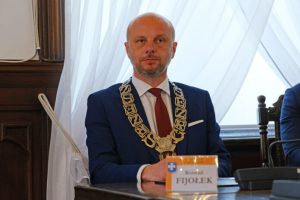 Minimalna przewaga w Ratuszu. Radni po kłótni przyznali podwyżkę Konradowi Fijołkowi