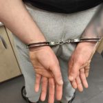 Nocny pościg za brutalnym napastnikiem. Zaatakował kobietę, potem rzucił się na policjantów
