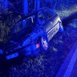 Pijany kierowca staranował drugie auto i uciekł do lasu. 7-latka trafiła do szpitala [ZDJĘCIA]