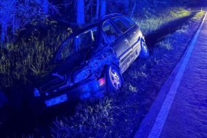 Pijany kierowca staranował drugie auto i uciekł do lasu. 7-latka trafiła do szpitala [ZDJĘCIA]
