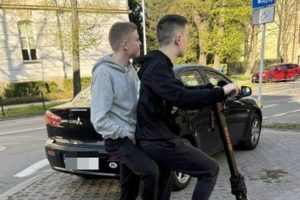 Policja szuka dwóch młodych mężczyzn. Po kolizji w Rzeszowie odjechali z miejsca zdarzenia
