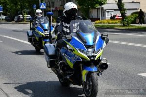 Pościg za BMW przerwany przez wypadek. Motocykl uderzył w kobietę