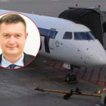 Poseł PiS wyniesiony z samolotu po locie z Rzeszowa. Świadkowie mówią o alkoholu, polityk reaguje