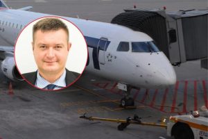 Poseł PiS wyniesiony z samolotu po locie z Rzeszowa. Świadkowie mówią o alkoholu, polityk reaguje