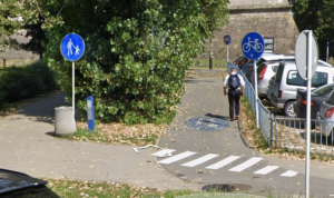 Problematyczna ścieżka rowerowa przy zamku. Trzeba zamienić ją z chodnikiem?