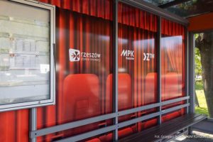 Rzeszów zainwestuje w nowe wiaty autobusowe. Mieszkańcy mówią o „przeszklonym piekarniku”