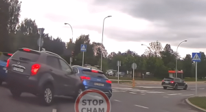 Rzeszowskie rondo gwiazdą kanału „Stop Cham”. Nagranie ze stłuczki pod Bi1 podbija sieć [WIDEO]