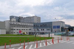 Szpitalny oddział postawiony na nogi. 15-latek „żartował” z bomby dla 100 zł