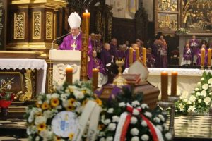Tłumy żegnały arcybiskupa Józefa Michalika. "Był przekonany, że pasterz nie może milczeć"