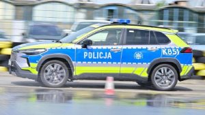 Zderzenie dwóch samochodów przy węźle S19. Jeden pojazd w rowie