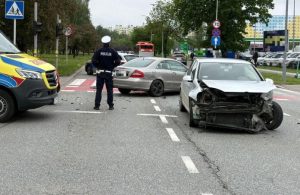 Zderzenie na al. Rejtana w Rzeszowie. Wjechała na skrzyżowanie na czerwonym świetle [ZDJĘCIA]