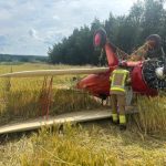Awionetka spadła na pole. Służby ratunkowe na miejscu zdarzenia