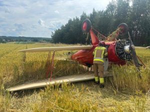 Awionetka spadła na pole. Służby ratunkowe na miejscu zdarzenia