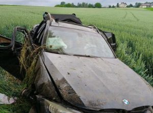 BMW okorowało drzewo. Kierowca odmówił zabrania do szpitala!