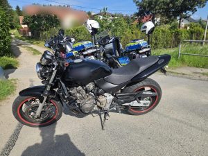 Brawurowy pościg na Podkarpaciu. Uciekał z pasażerką: straci motocykl i odpowie przed sądem [WIDEO]