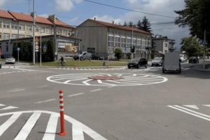 Czy gumowe ronda na Słocinie zdadzą egzamin? Eksperyment za 40 tysięcy [FILM]
