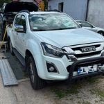 Dodge przygniótł 44-latka na auto lawecie. Policjanci uratowali mu życie... opaską uciskową