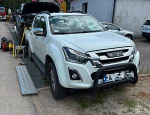 Dodge przygniótł 44-latka na auto lawecie. Policjanci uratowali mu życie... opaską uciskową