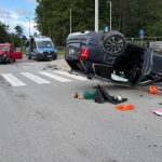 Dramatyczne sceny pod Rzeszowem. Samochód z dzieckiem runął na dach po błędzie kierowcy [ZDJĘCIA]