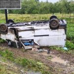 Groźne dachowanie busa na DK19 w Babicy. Renault wylądowało na dachu w polu [ZDJĘCIA]