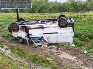Groźne dachowanie busa na DK19 w Babicy. Renault wylądowało na dachu w polu [ZDJĘCIA]