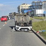 Groźny wypadek w Rzeszowie. Samochód przewrócił się na dach [ZDJĘCIA]