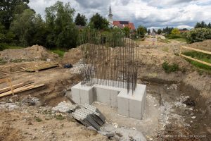 Kładka nad rzeką Strug w Rzeszowie nabiera kształtów. Rośnie mała, ale ważna inwestycja [ZDJĘCIA]