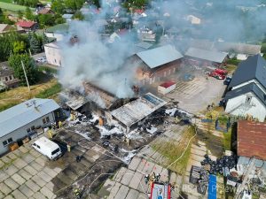 Kłęby dymu widoczne z wielu kilometrów. Podsumowanie gwałtownego pożaru [FOTORELACJA]
