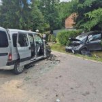 Kolejne czołowe zderzenie. 85-latek zjechał na przeciwległy pas, cztery osoby w szpitalu [ZDJĘCIA]