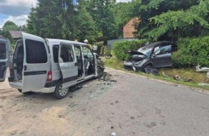 Kolejne czołowe zderzenie. 85-latek zjechał na przeciwległy pas, cztery osoby w szpitalu [ZDJĘCIA]