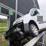 Kolizja na autostradzie. Dostawczak próbował "wylecieć" wyjściem ewakuacyjnym z A4 [ZDJĘCIA]
