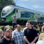 Mieszkańcy Rzeszowa mają dość. Po latach obietnic wyszli na tory i żądają bezpiecznego przejścia [ZDJĘCIA]