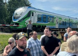 Mieszkańcy Rzeszowa mają dość. Po latach obietnic wyszli na tory i żądają bezpiecznego przejścia [ZDJĘCIA]