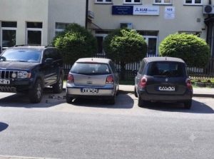 Na ogrodzeniu przedszkola znaleziono ciało młodego mężczyzny