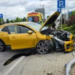 O krok od tragedii w Rzeszowie. Auto zmasakrowane na przejściu dla pieszych