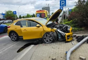 O krok od tragedii w Rzeszowie. Auto zmasakrowane na przejściu dla pieszych