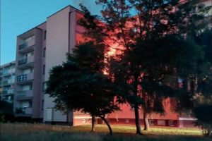 Ogień, dym i dramatyczna ewakuacja. 51-latek chciał wrócić do płonącego mieszkania [ZDJĘCIA]