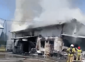 Ogromny pożar w zakładzie produkcji i regeneracji opon koło Łańcuta. W akcji blisko 30 zastępów straży pożarnej [WIDEO]