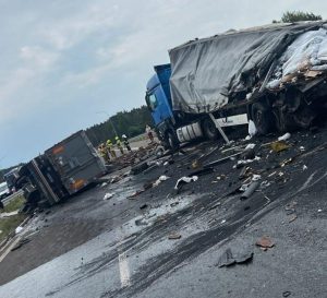 Oszukać przeznaczenie na S19. Roztrzaskane ciężarówki zablokowały trasę na kilkanaście godzin [ZDJĘCIA]