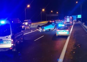 Poważne zdarzenie na autostradzie A4 pod Rzeszowem. Samochód dachował, droga jest zablokowana