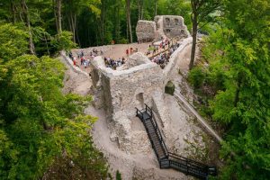 Ruiny Zamku Sobień znów zachwycają. Historyczna perła Bieszczadów otwarta po renowacji [ZDJĘCIA]