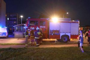 Sekundy od tragedii. Policjantka wyprowadziła 51-latka z płonącego mieszkania
