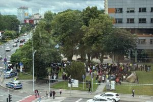 Strzały, dym i ewakuacja Urzędu Marszałkowskiego w Rzeszowie. Na miejscu antyterroryści