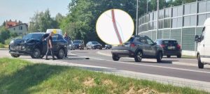 „Trzeba umieć”. Kuriozalna stłuczka sparaliżowała ruch na ul. Elgasa w Rzeszowie [ZDJĘCIA & WIDEO]