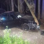 Uderzył Mercedesem w drzewo i uciekł. 22-latek zatrzymany przez policję [ZDJĘCIA]
