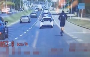 16-latek przekroczył prędkość jadąc hulajnogą przez Rzeszów. To był dopiero początek [WIDEO]