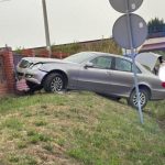 17-latek rozbił Mercedesa na ogrodzeniu cmentarza pod Rzeszowem [ZDJĘCIA]