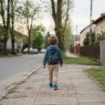 4-latek samodzielnie otworzył drzwi i wyszedł z mieszkania. Zwrócił uwagę policji