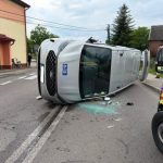 Auto na boku po kolizji z ciężarówką. Dwie osoby poszkodowane